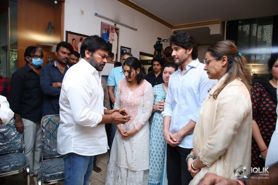 Celebrities-pay-homage-to-superstar-Krishna